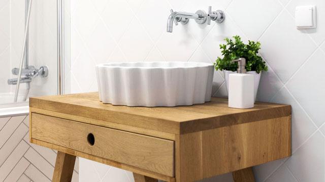 mobile in legno per bagno con materiali naturali